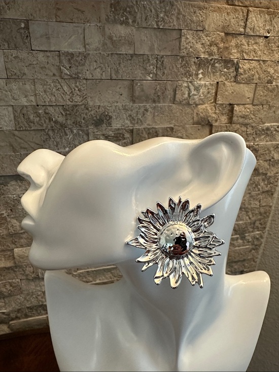 Fashion Jewelry Jewelry - Silver Sunflower Statement Earrings - Elegant Floral Studs